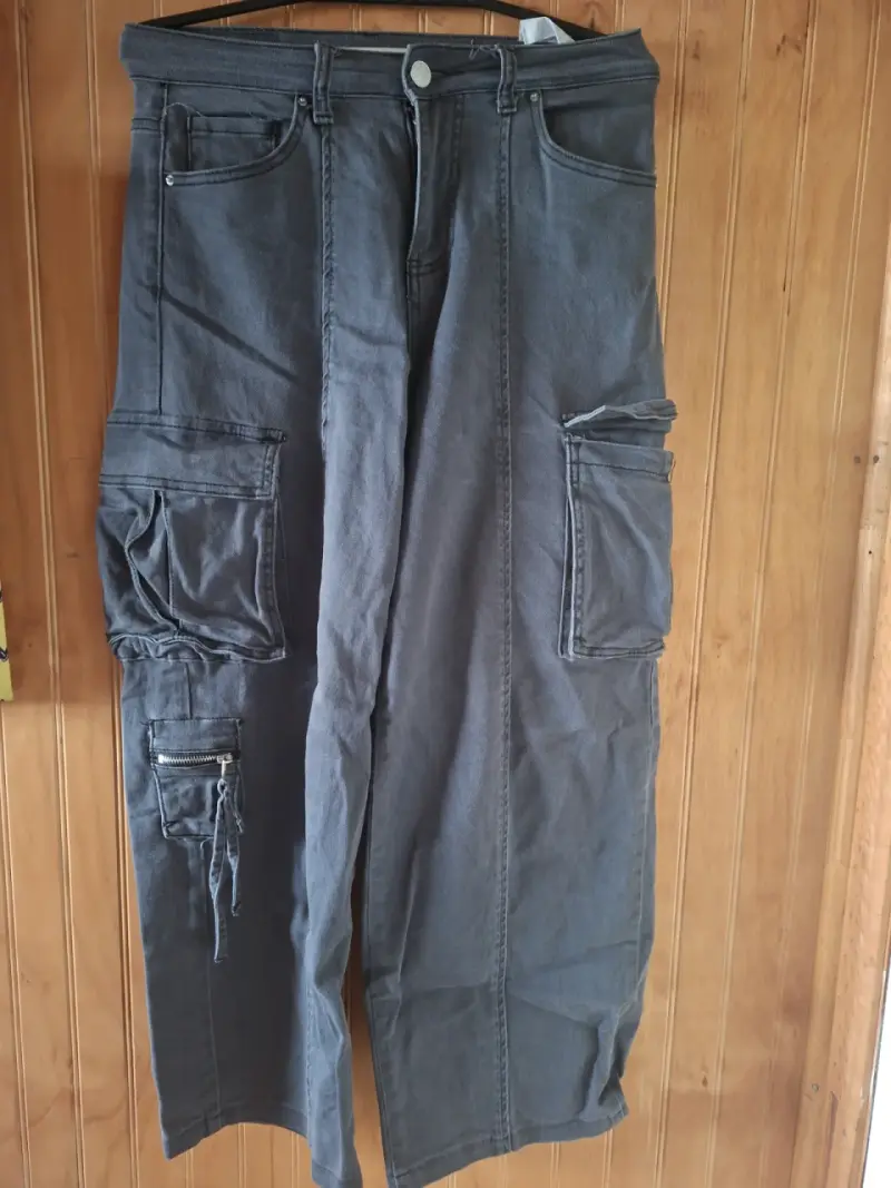 Pantalones cargo gris oscuro con bolsillos