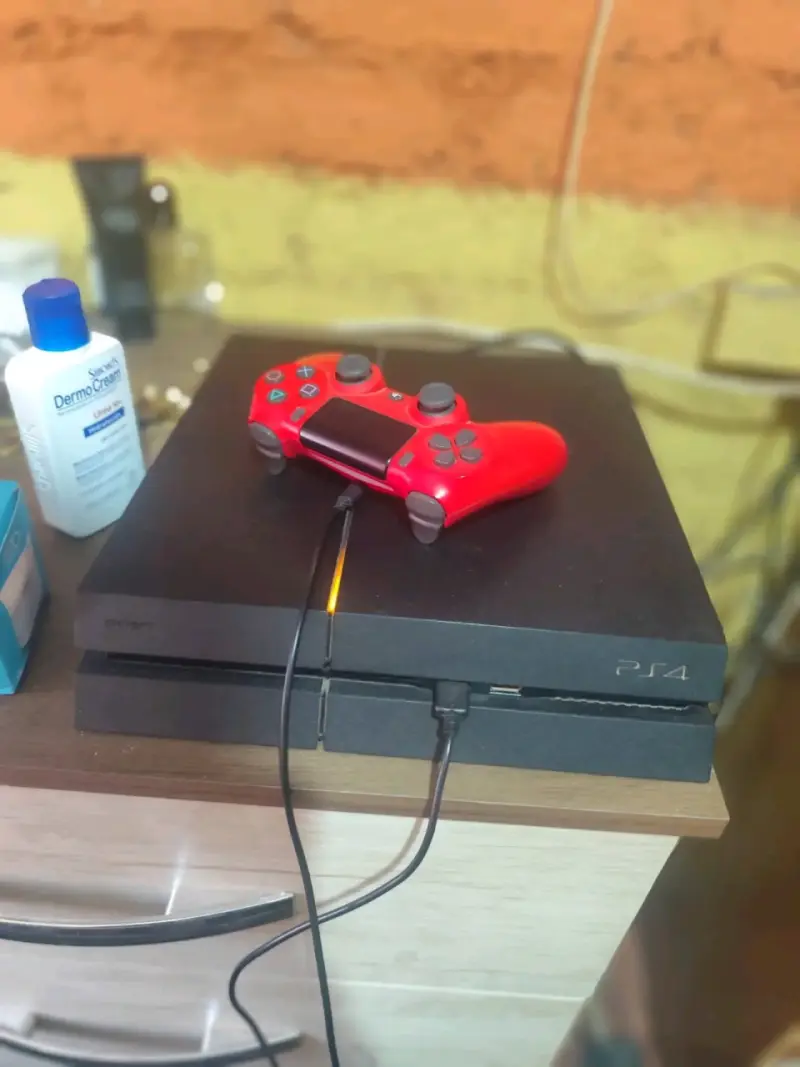 Consola PS4 con control rojo