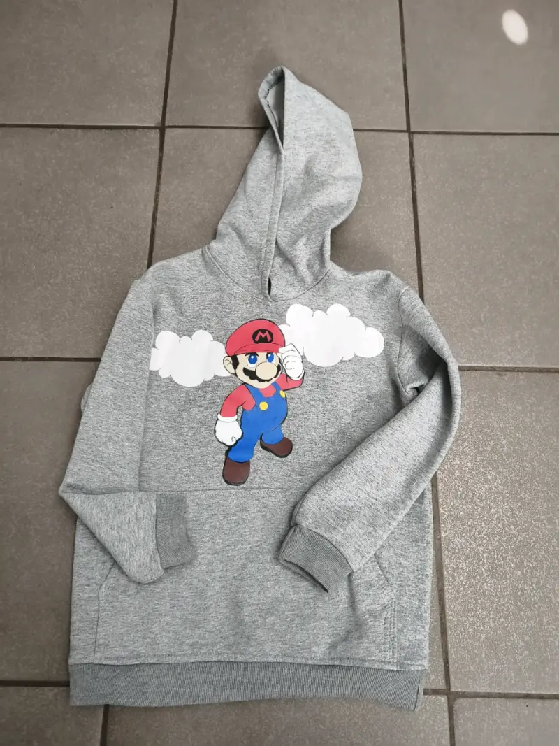 Polerón gris con capucha de Mario Bros