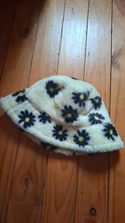 Sombrero de felpa con diseño floral - miniatura 1