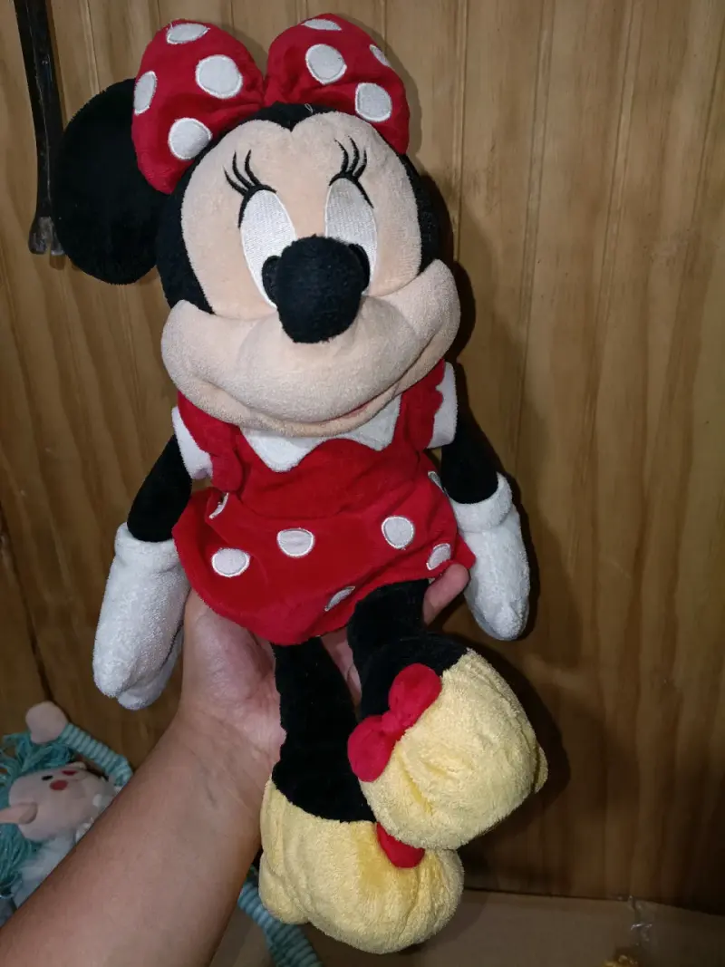 Peluche de Minnie Mouse con vestido rojo