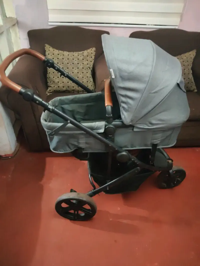 Coche de bebé gris con manillar ajustable - 1