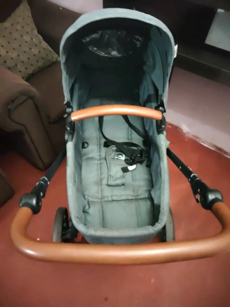 Coche de bebé gris con manillar ajustable - 2