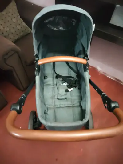 Coche de bebé gris con manillar ajustable - miniatura 2