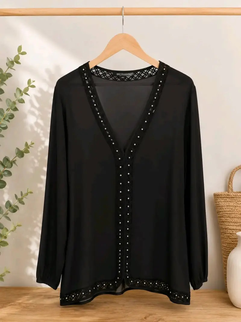 Blusa negra con detalles de encaje Monamí