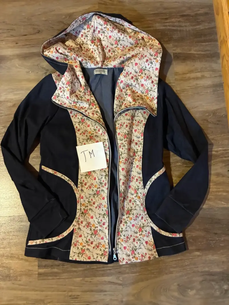 Chaqueta con capucha floral y cierre - 1