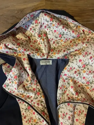 Chaqueta con capucha floral y cierre - miniatura 2