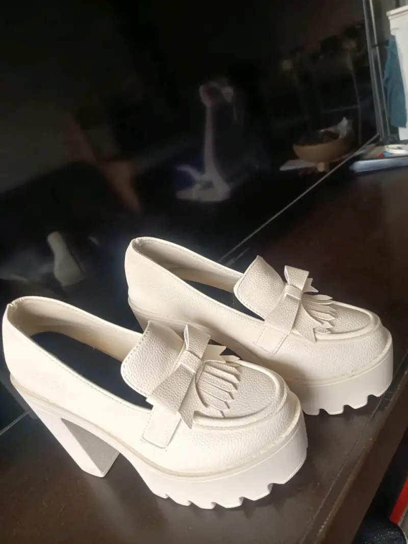 Zapatos de tacón alto beige con plataforma - 2