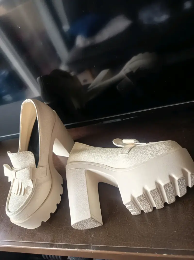 Zapatos de tacón alto beige con plataforma - 3