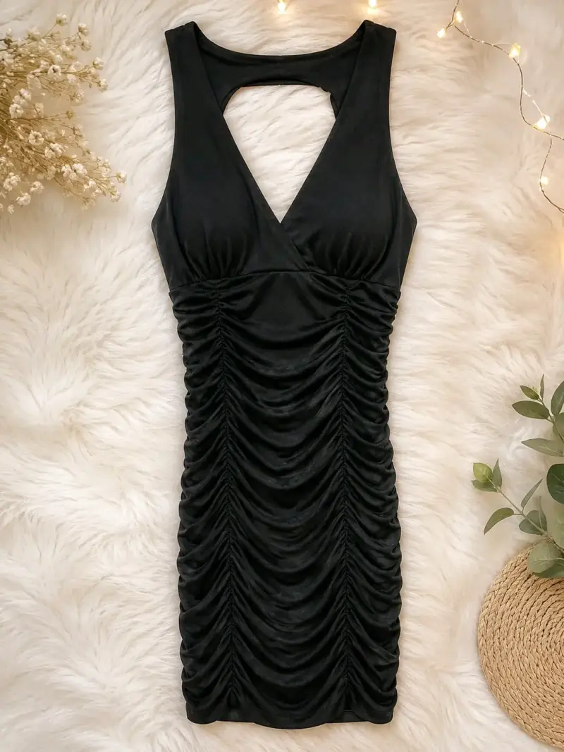 Vestido negro ajustado con diseño fruncido
