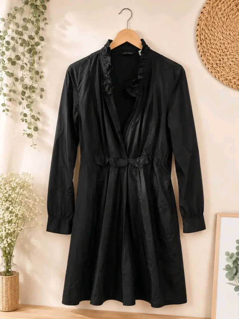 Vestido negro con volantes elegante