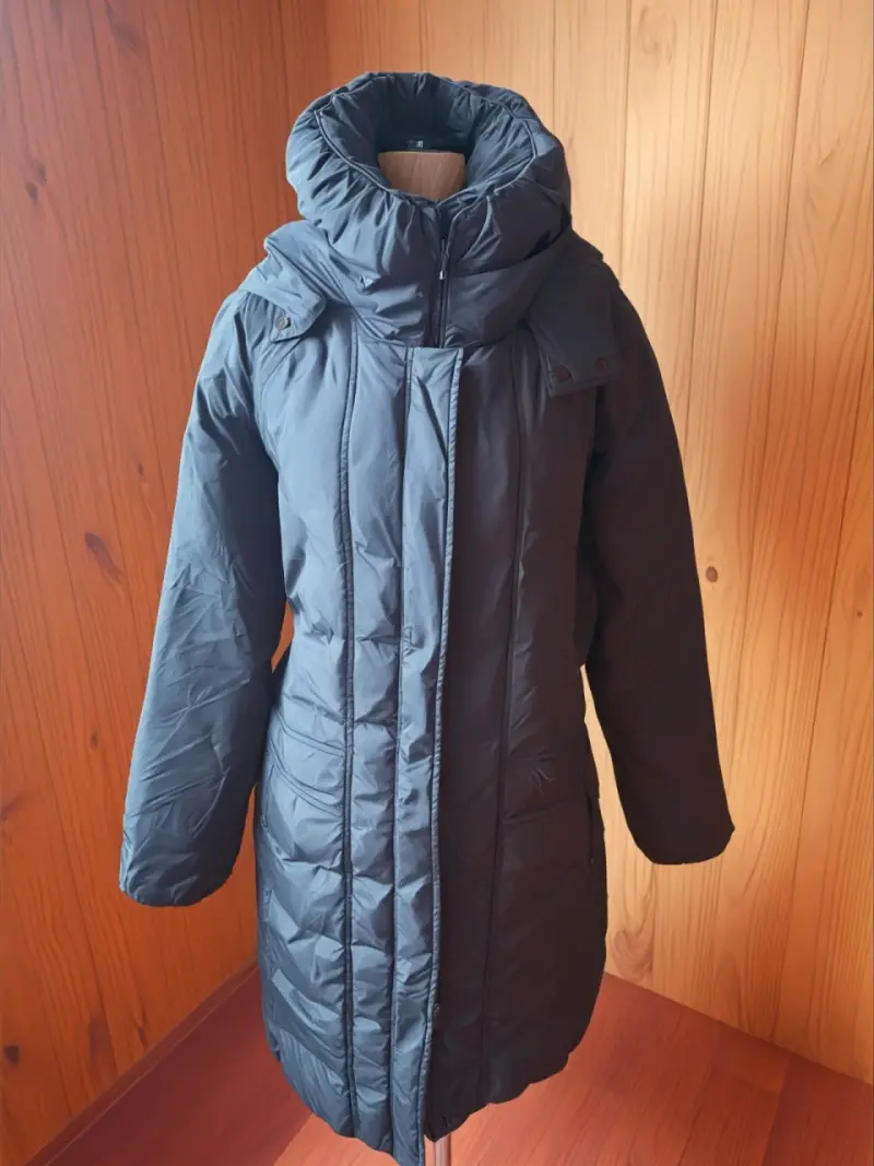 Abrigo largo acolchado negro oscuro para mujer