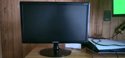 Monitor Samsung S19D300 de 19 pulgadas - miniatura 1