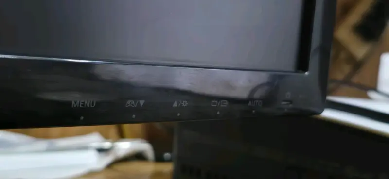 Monitor Samsung S19D300 de 19 pulgadas - 5
