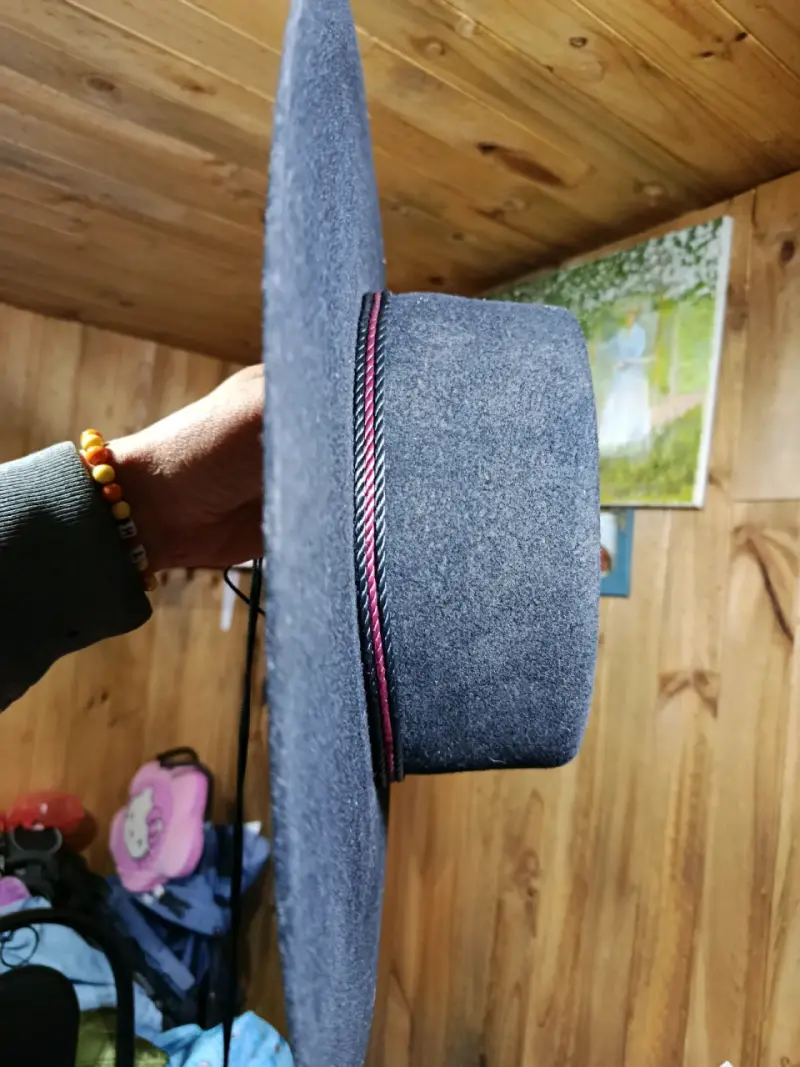 Sombrero de fieltro gris con cinta decorativa