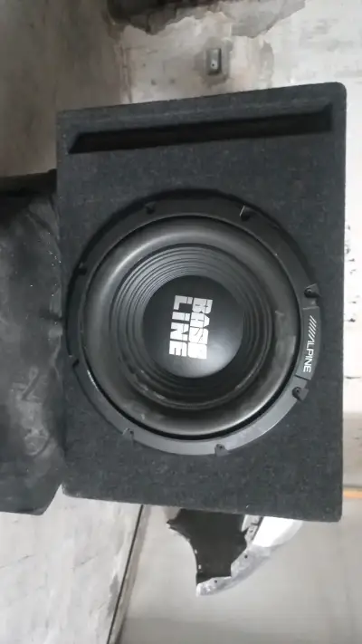 Subwoofer Alpine Bass Line en caja acústica - miniatura 1