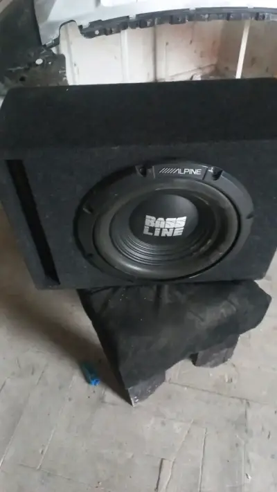 Subwoofer Alpine Bass Line en caja acústica - miniatura 2