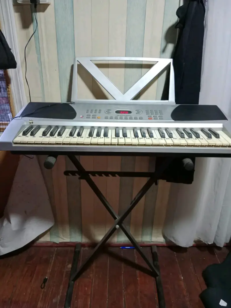 Teclado electrónico con soporte ajustable