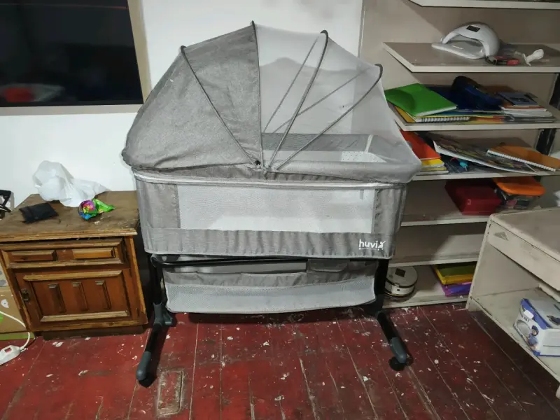 Cuna moisés gris con colchón de lunares - 2