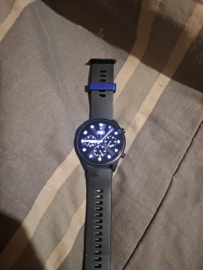Reloj inteligente negro con correa ajustable - miniatura 1