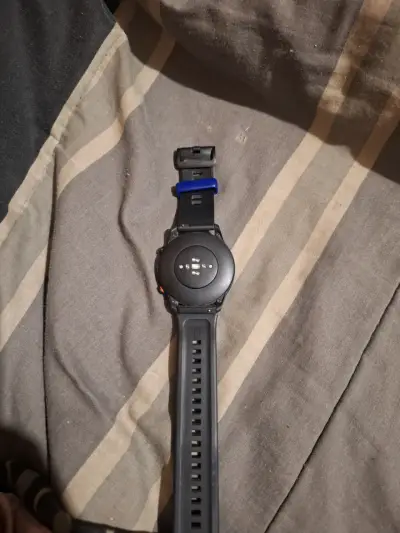 Reloj inteligente negro con correa ajustable - miniatura 2