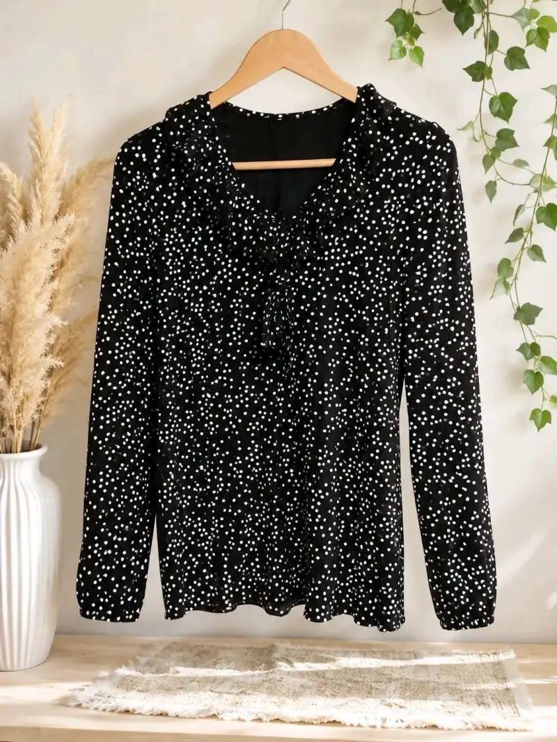 Blusa negra de lunares blancos