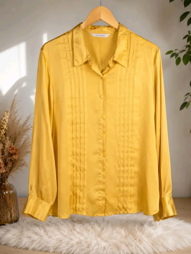 Blusa amarilla de satén con pliegues