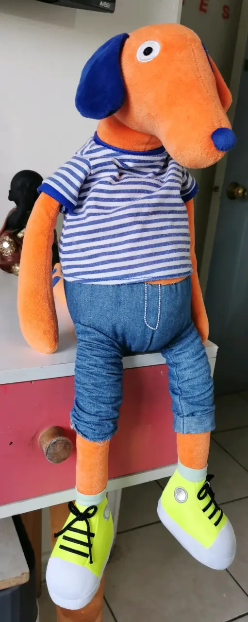 Peluche perro con ropa a rayas y zapatillas