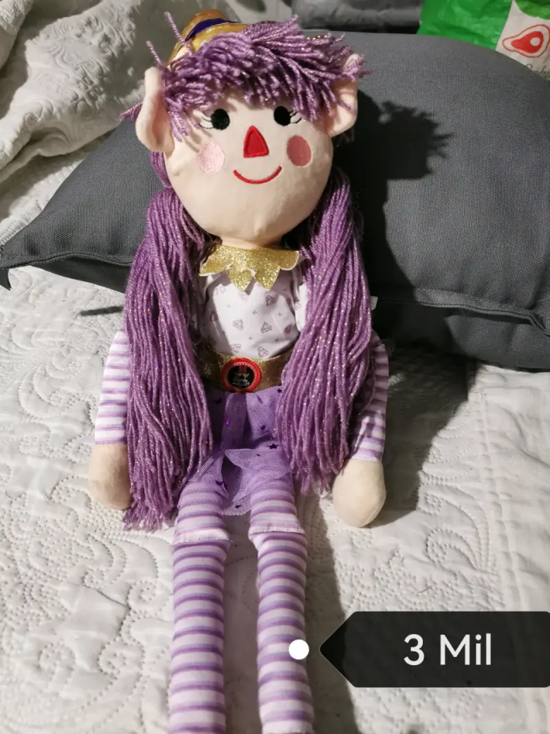 Muñeca de trapo con cabello morado - 1