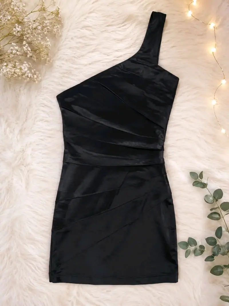 Vestido negro asimétrico elegante