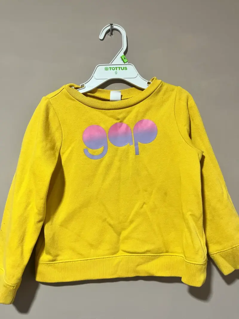 Polerón amarillo GAP para niños