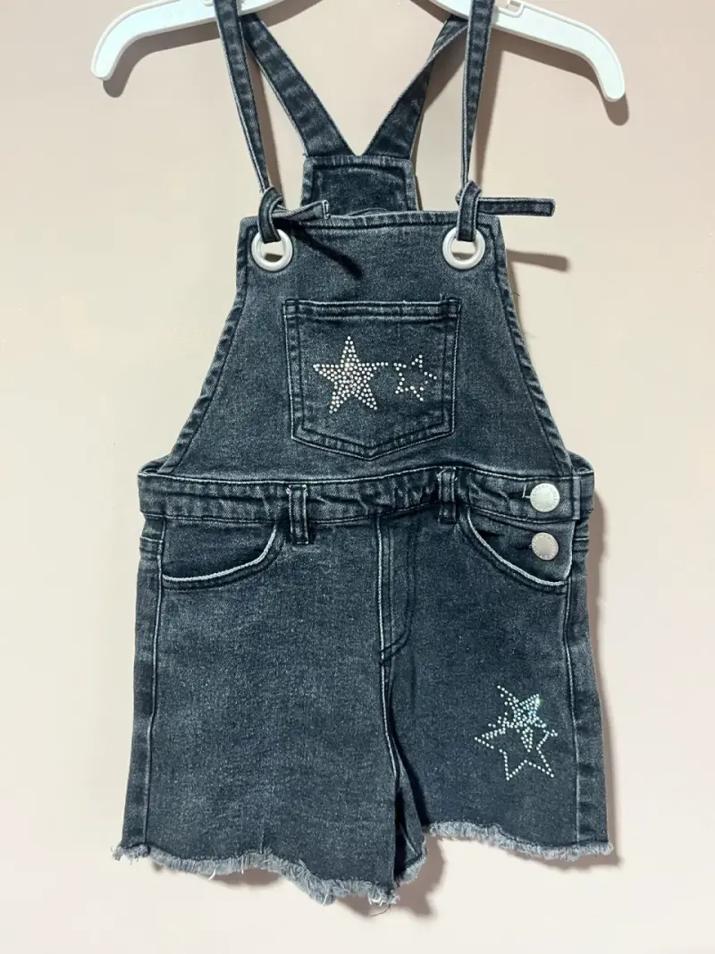 Jardinera de mezclilla con estrellas brillantes