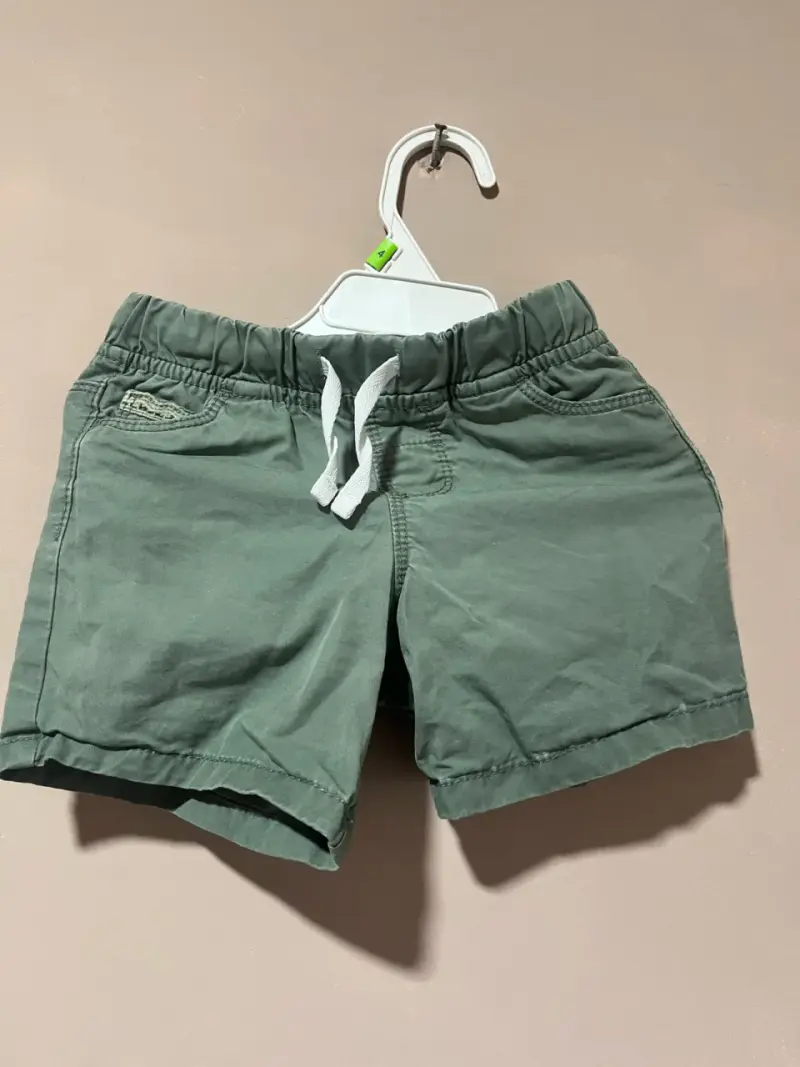 Shorts verdes para niña con cordón