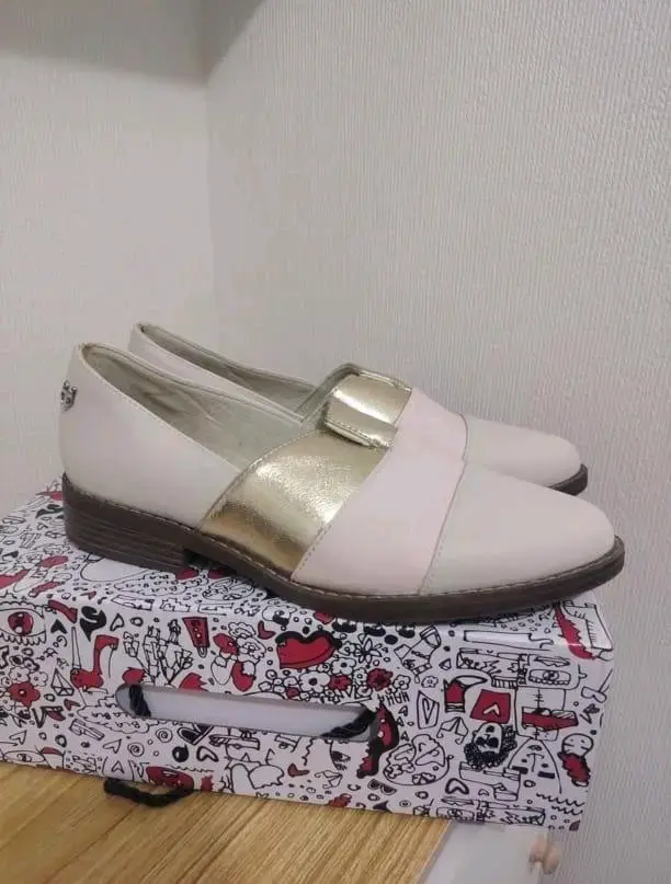 Zapatos planos beige y dorado para mujer - 1