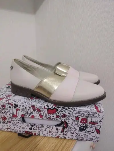 Zapatos planos beige y dorado para mujer - miniatura 1