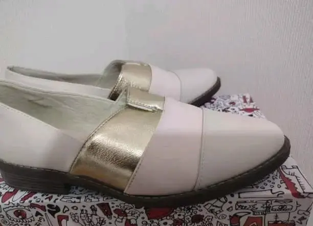 Zapatos planos beige y dorado para mujer - 2