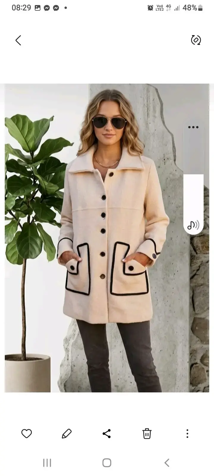 Abrigo beige con detalles negros