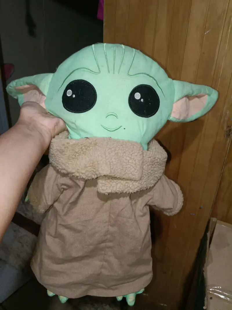 Peluche Baby Yoda con abrigo marrón