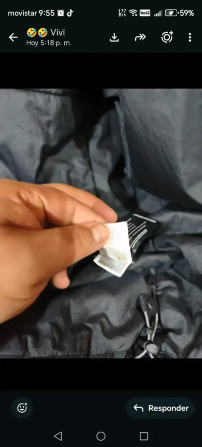 Chaqueta negra impermeable con capucha - miniatura 1