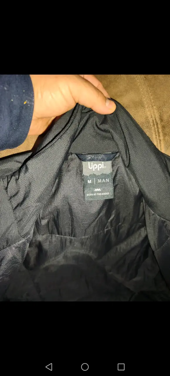 Chaqueta negra impermeable con capucha - 2