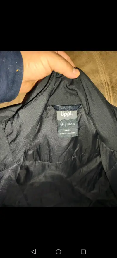 Chaqueta negra impermeable con capucha - miniatura 2
