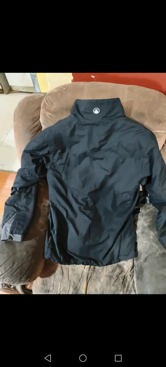 Chaqueta negra impermeable con capucha - 5