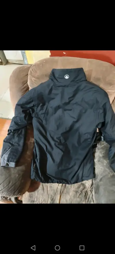 Chaqueta negra impermeable con capucha - miniatura 5
