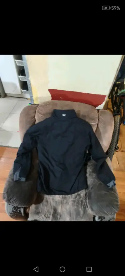 Chaqueta negra impermeable con capucha - miniatura 6