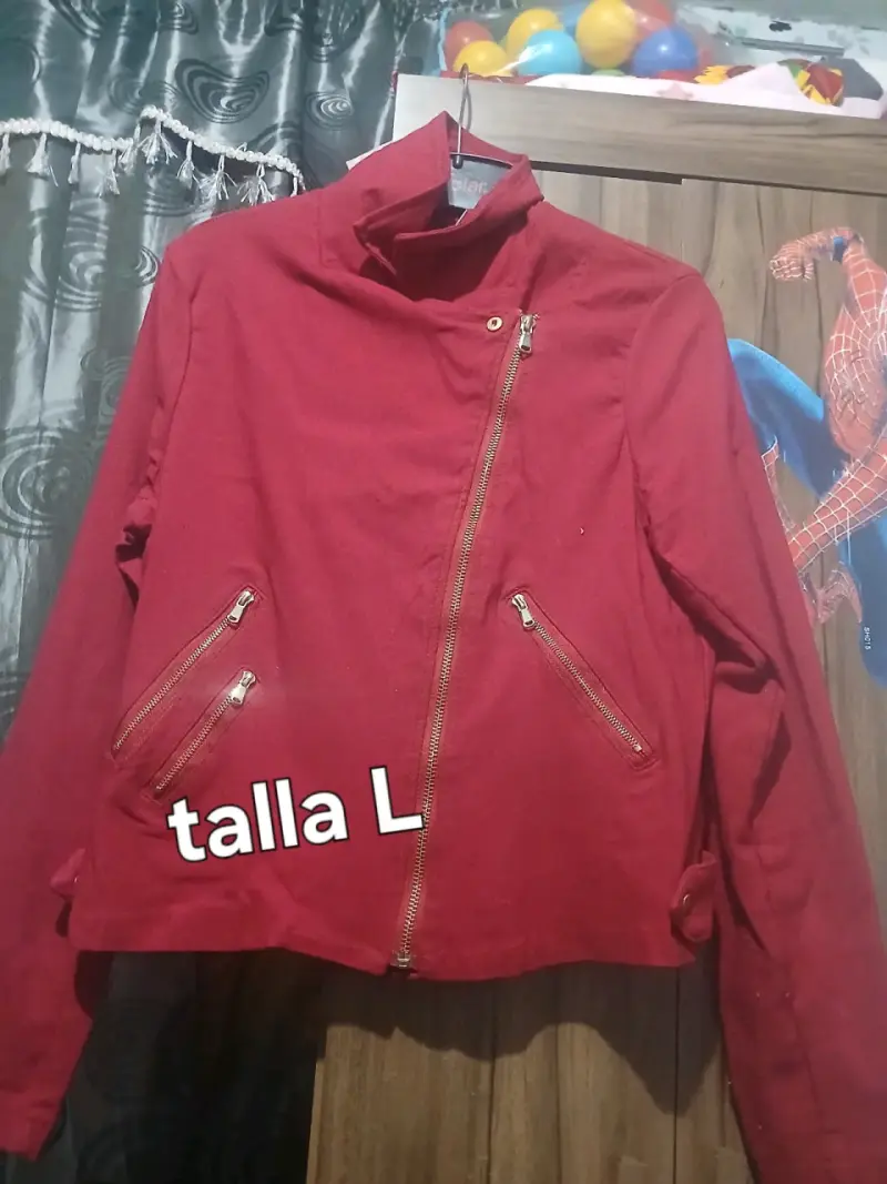 Chaqueta roja con cierre asimétrico talla L - 1