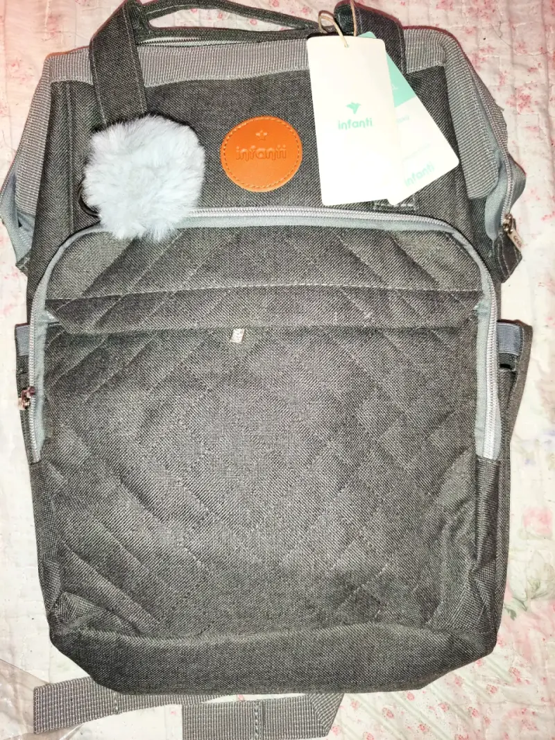 Mochila pañalera Infanti gris con pompón - 1