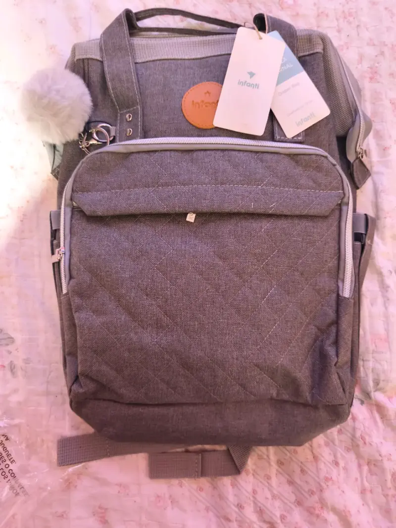 Mochila pañalera Infanti gris con pompón - 2