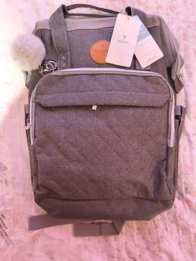 Mochila pañalera Infanti gris con pompón - miniatura 2
