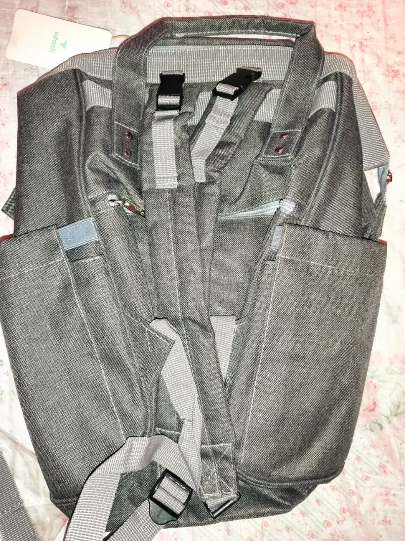 Mochila pañalera Infanti gris con pompón - 3