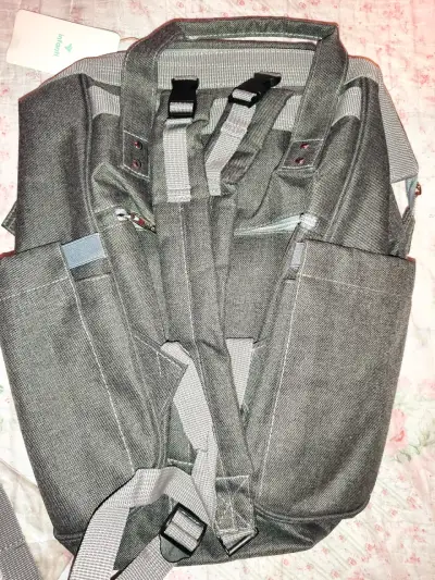 Mochila pañalera Infanti gris con pompón - miniatura 3